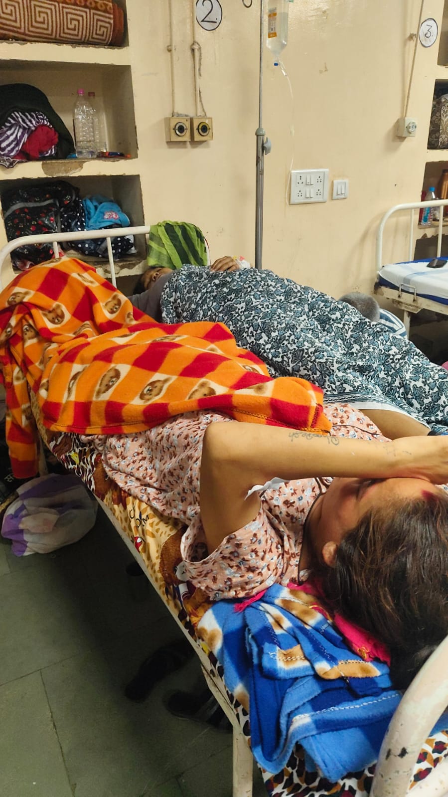 एक ही बिस्तर पर दो सिजेरियन डिलीवरी मरीज