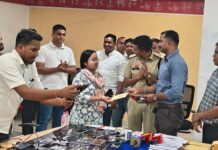 Raipur Police News: गुम 100 मोबाइल काे पुलिस ने 9 राज्यों से ट्रेस कर लौटाए