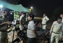 Raipur Crime News:रायपुर क्राइम न्यूजः खरोरा में सार्वजनिक स्थानों पर कार्रवाई, थाना प्रभाारी ने शराबियों-जुआरियों को पकड़ा