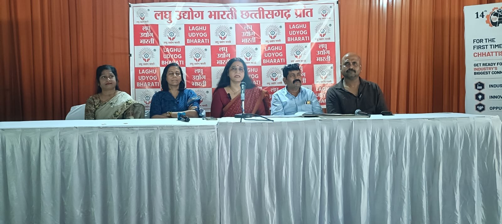 प्रेसवार्ता काे संबाेधित करते हुए। रायपुर