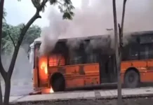 मंत्रालय की बस में आग के बाद कर्मचारियों का प्रदर्शन:खराब-व्यवस्था के विरोध में गाया ‘रघुपति राघव राजा राम’, बोले-हादसे के बावजूद नहीं सुधरी व्यवस्था